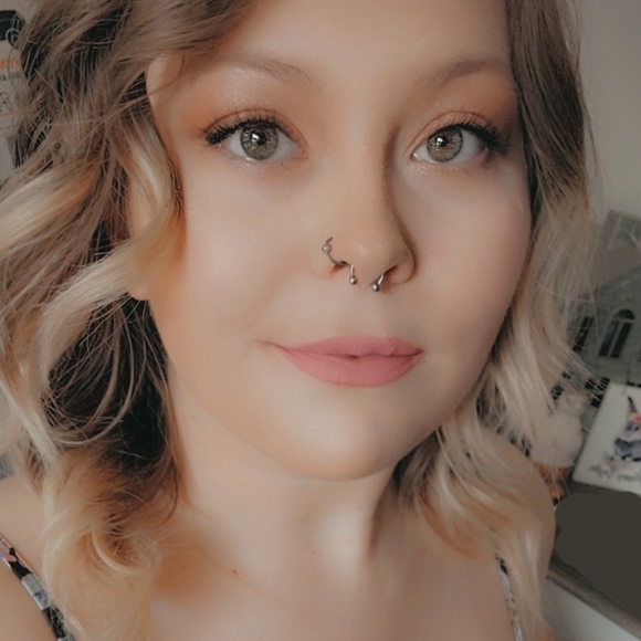 Hello, Poshers! 👋🙂 - Picture 4 of 7